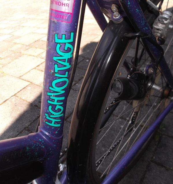 Vollständiger &quot;Highvoltage&quot; Schriftzug am Schauff-Fahrrad aus Internet Annonce, welches baugleich zum Täterrrad ist